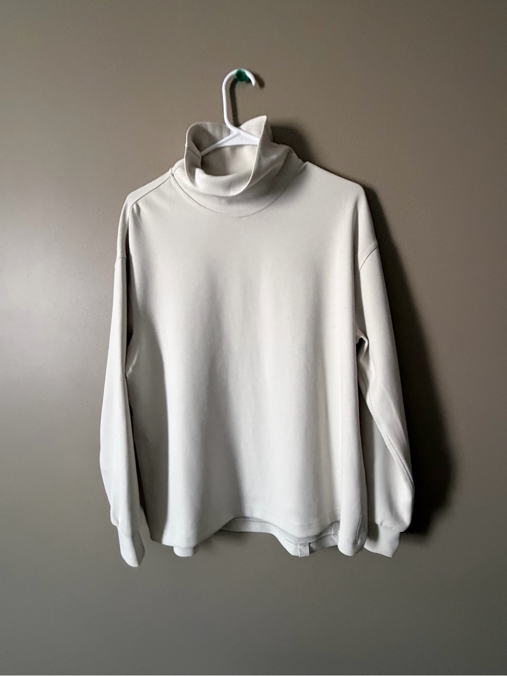 Softstreme lululemon athletica Cream turtleneck Pullover size S